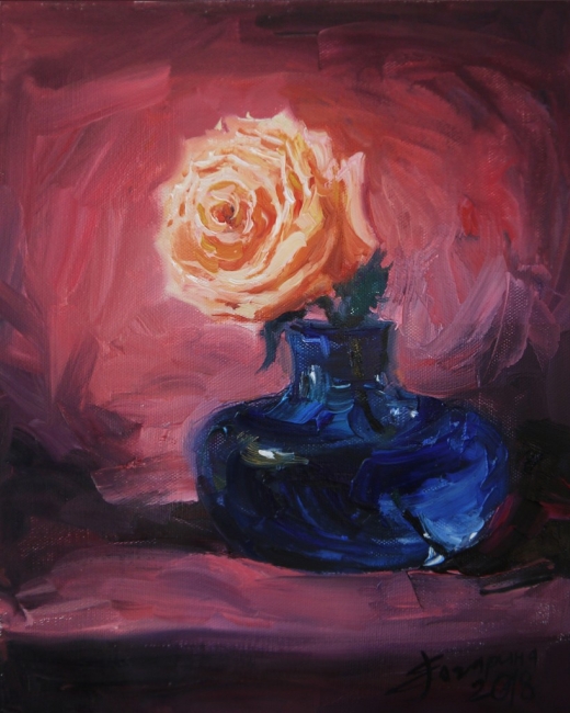 Роза в синей вазе