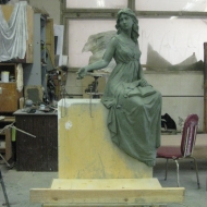 статуя девушки 