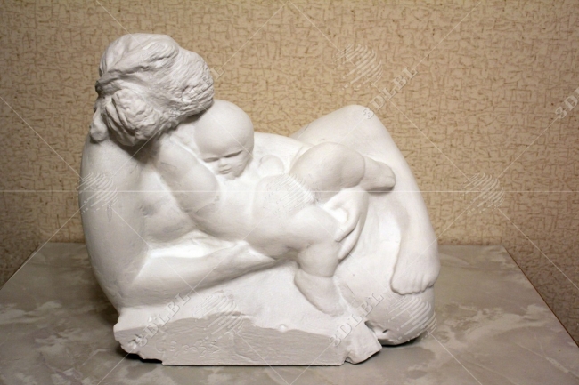 Скульптура "Мать и дитя"