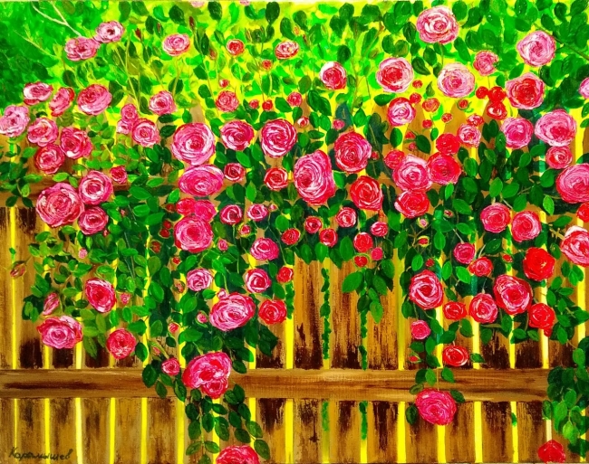 Кусты диких роз на заборе