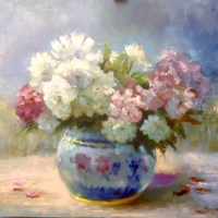 цветы в голубой вазе