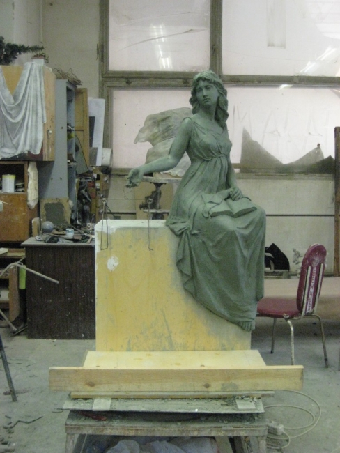статуя девушки 