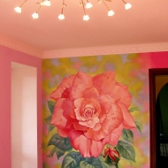 Роза на стене в интерьере спальни