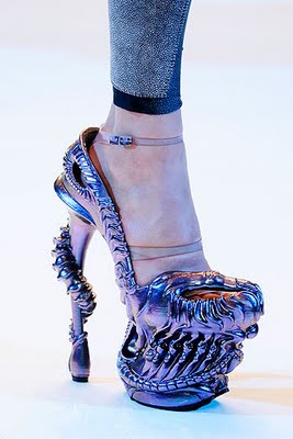 extraordinary-women-shoes-12.jpg
