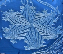 Бек Саймон(Simon Beck): Следы на снегу