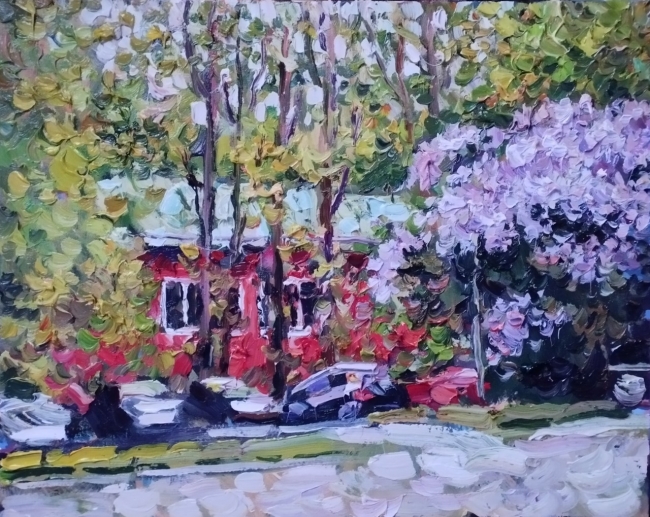 Красный дом и сирень