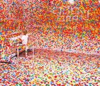 Кусама Яой (Yayoi Kusama): Детские наклейки на стенах и не только