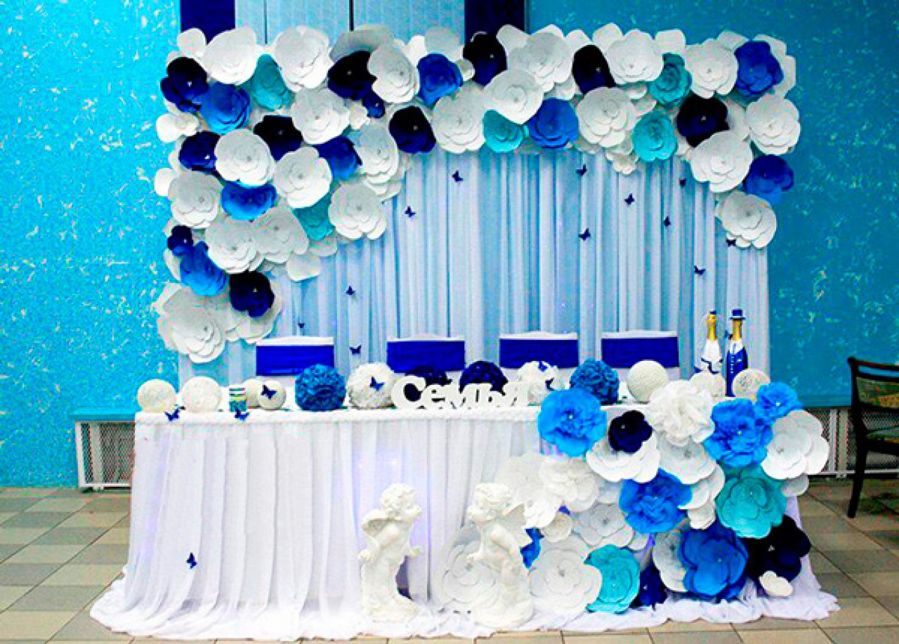 Голубая фотозона. Украшение зала. Украшение зала в синем цвете. Украшение зала в голубом цвете. Декор свадьбы в синем цвете.